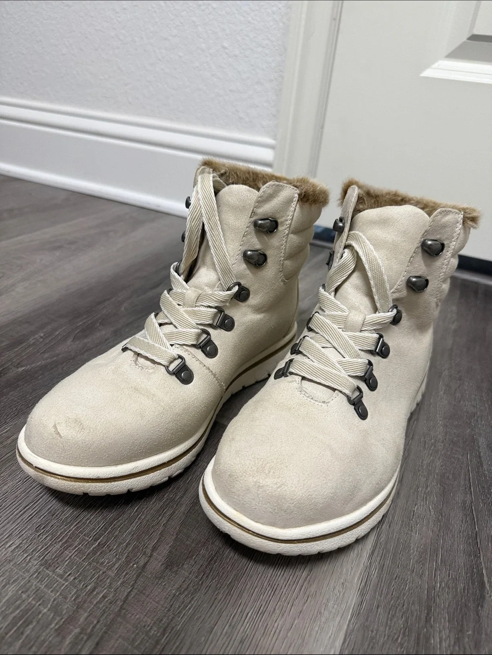 Cliffs by WHITE MOUNTAIN Cream Faux-Fur Lace-Up Winter Ankle Boots 8.5W